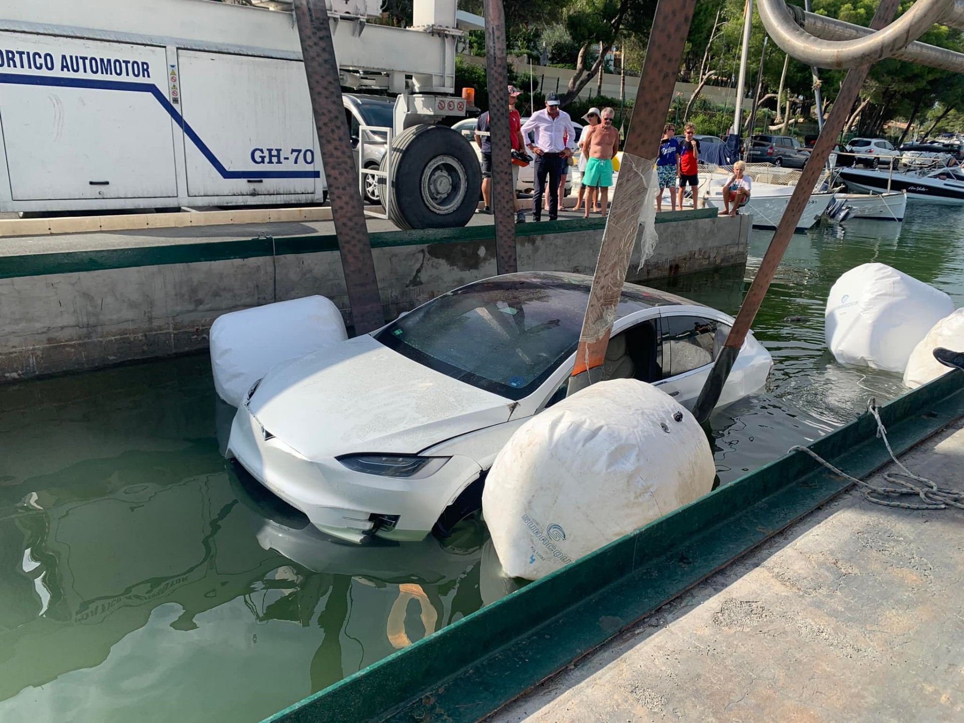 Τι συμβαίνει σε ένα Tesla Model X όταν πέφτει στη θάλασσα; [video]