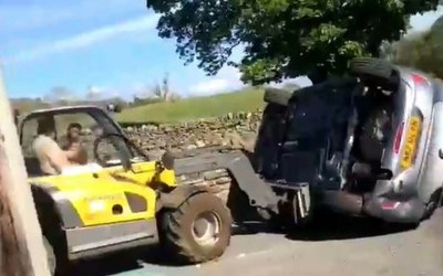 Αγρότης διέλυσε ένα Opel Corsa με μπουλντόζα επειδή του έκλεισε το χωράφι [video]