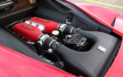 H Chevrolet αγοράζει κινητήρα Ferrari για να μάθει να τον φτιάχνει!