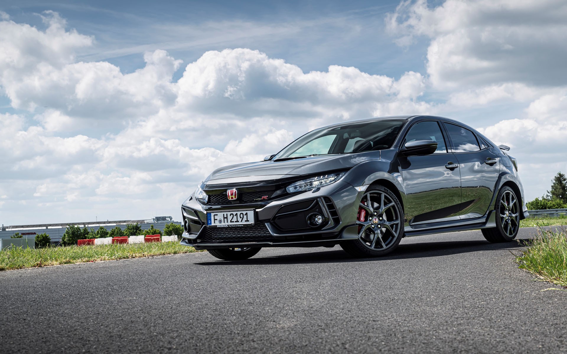 Ουκρανία: 1 εκατ. ευρώ από τη Honda και 2 λεωφορεία από τον Όμιλο Σαρακάκη