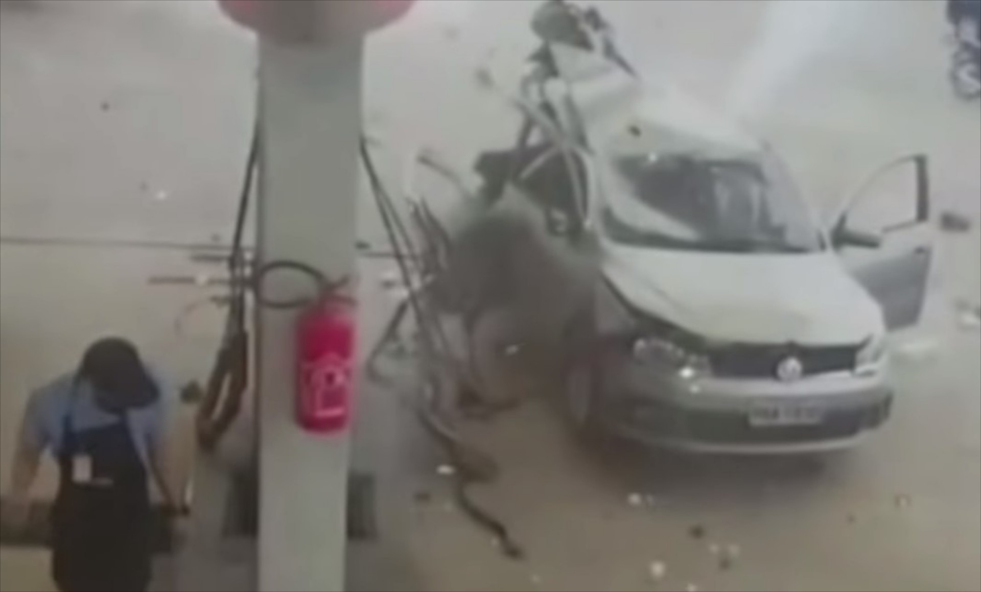 Τρομακτικό: Αυτοκίνητο με CNG ανατινάζεται σε ανεφοδιασμό [video] 