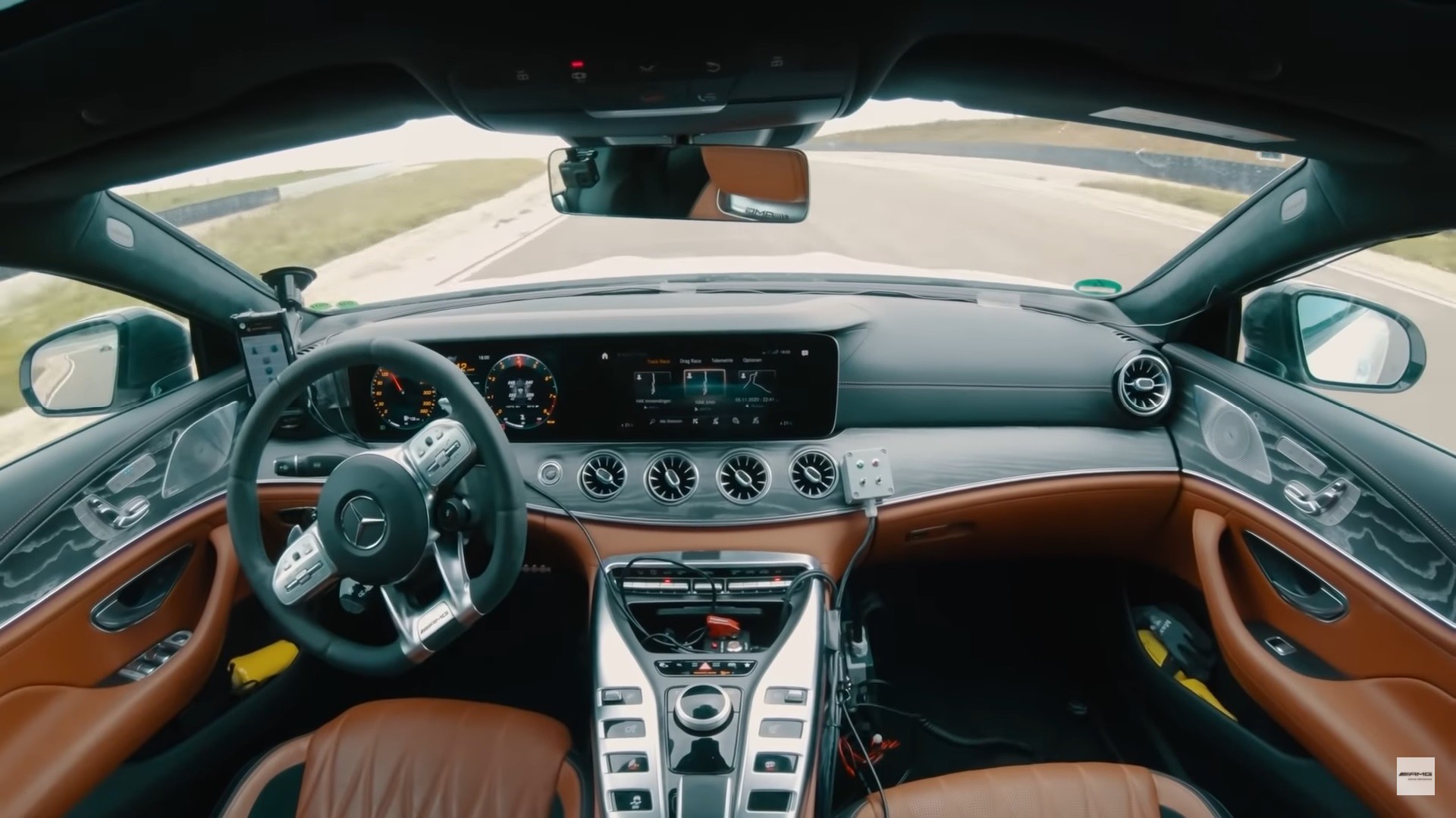 Μία Mercedes-AMG γυρνάει στην πίστα τέρμα γκάζι, χωρίς οδηγό [video]