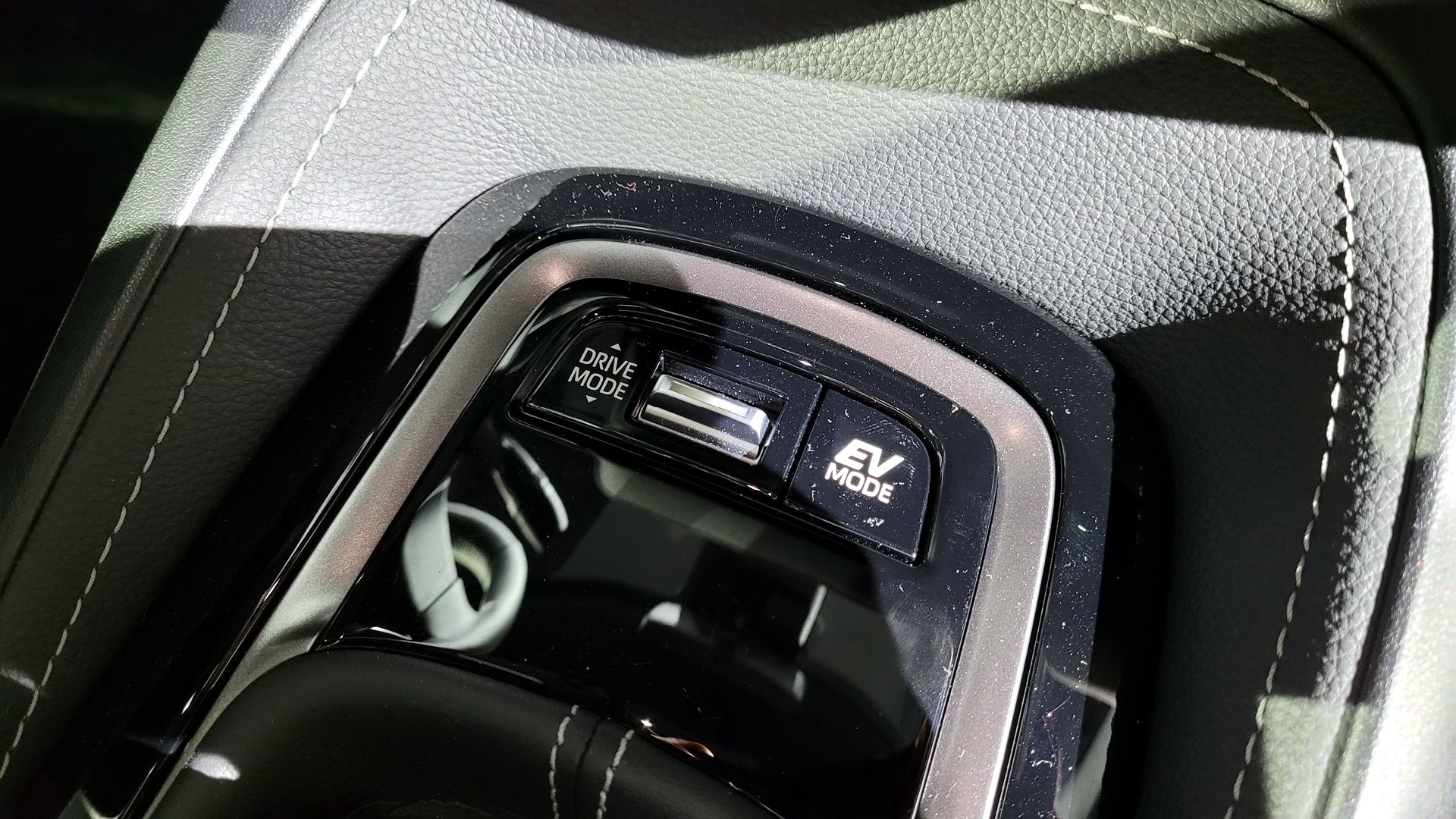 Τι γυρεύει ένα κουμπί EV Mode στην Toyota GR Corolla;