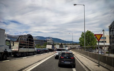 Έρευνα: Πόσες ώρες χάνουμε κολλημένοι στην κίνηση;