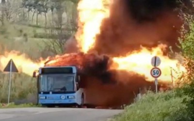 Απίστευτη φωτιά σε λεωφορείο φυσικού αερίου, δεν έσβηνε με τίποτα [video]