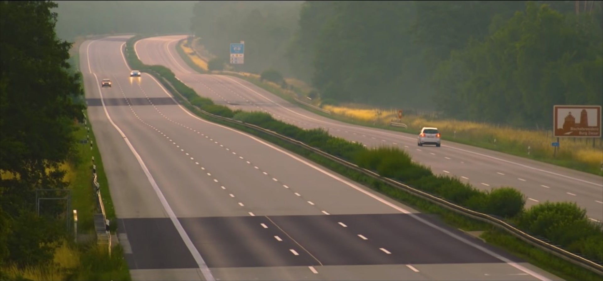 Σε αυτόν τον δρόμο μπορεί να πας με 400 km/h και η αστυνομία να μην κάνει τίποτα [video]