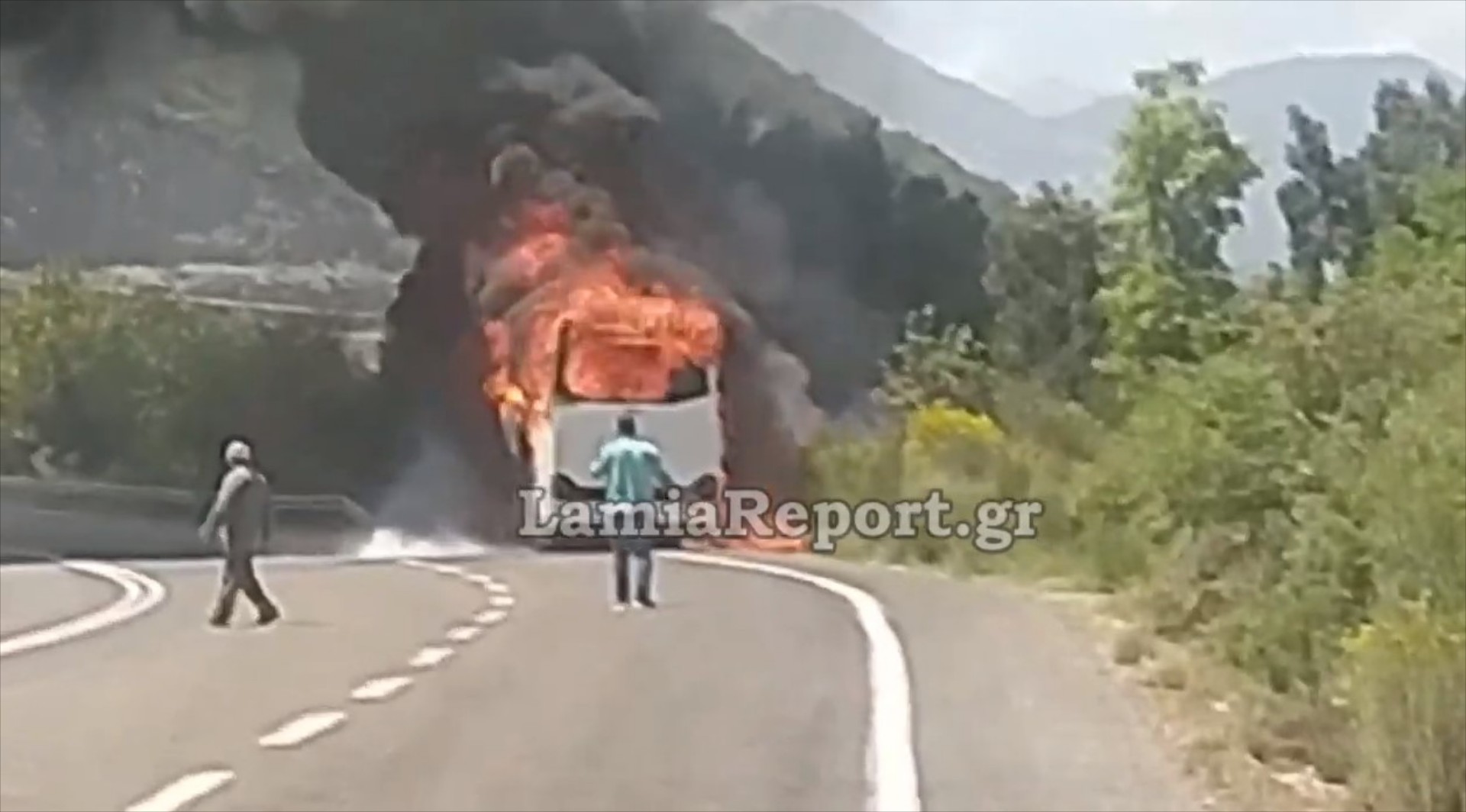 Λεωφορείο με 33 επιβάτες πήρε φωτιά κοντά στη Λαμία [video] 