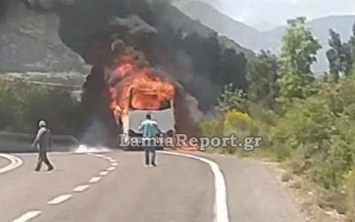 Λεωφορείο με 33 επιβάτες πήρε φωτιά κοντά στη Λαμία [video] 