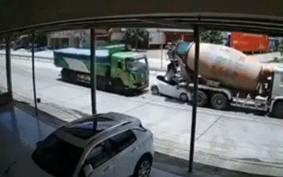 Ο πιο τυχερός οδηγός του κόσμου – Τον ισοπέδωσαν φορτηγά και βγήκε ζωντανός [video]