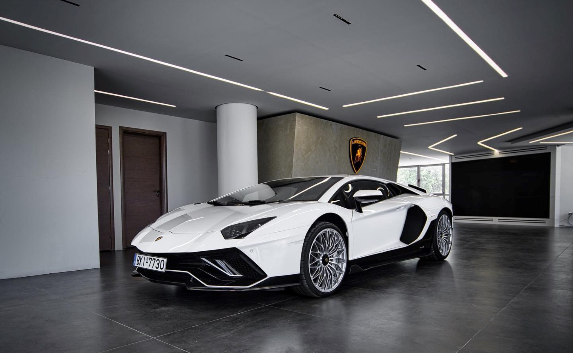 Ποιος Έλληνας οδηγεί αυτή την Lamborghini Aventador Ultimae των 780 ίππων;