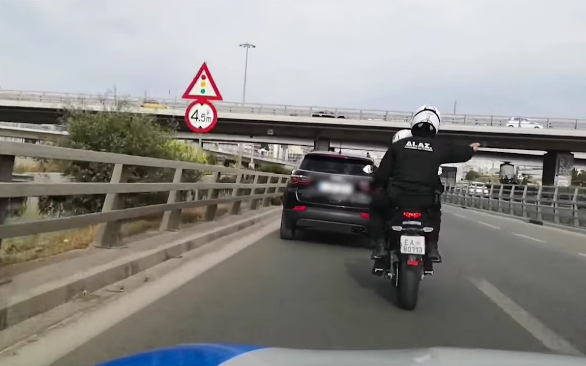 Video: Η ΕΛ.ΑΣ. ξεμπλοκάρει την Αθήνα για έγκυο [video]