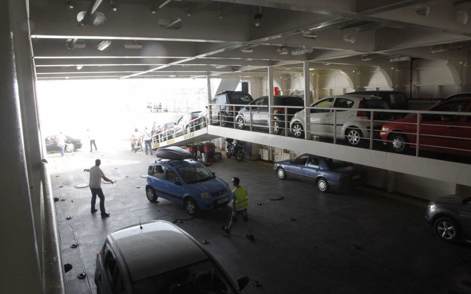 Τράκαρα σε πλοίο: Ποιος θα πληρώσει τη ζημιά στο αυτοκίνητο - Με καλύπτει η ασφάλεια;