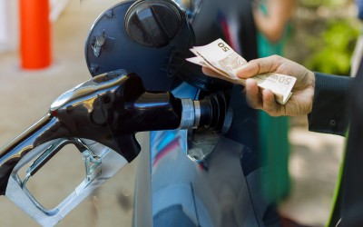 «Βόμβες» από την πρόεδρο βενζινοπωλών – Μαφία και απειλές στα καύσιμα [video]