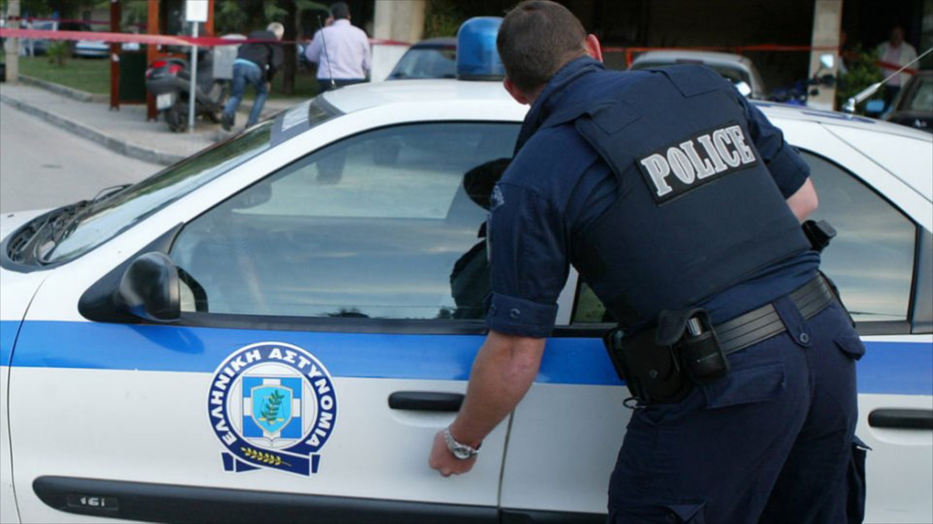 Λιάζονταν στην παραλία και τους άνοιγαν τα αυτοκίνητα – Δείτε το βίντεο
