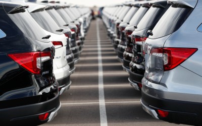 Ποια ακρίβεια; Αγοράζουμε όλο και περισσότερα αυτοκίνητα!