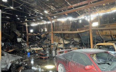 Στάχτη έγιναν 20 συλλεκτικά αυτοκίνητα – Δείτε τι συνέβη