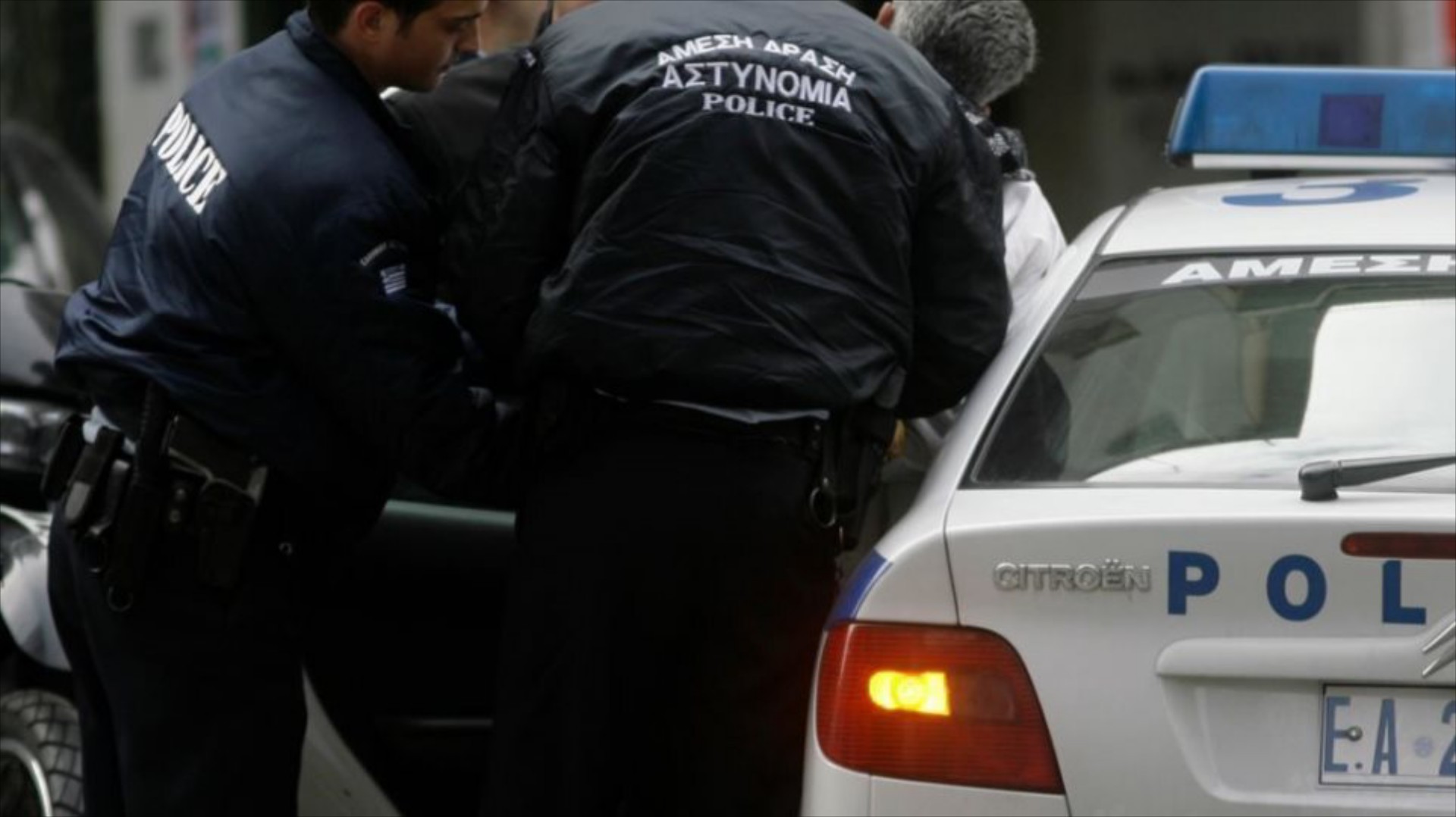 Έλληνες «ρήμαζαν» αυτοκίνητα σε Φάληρο και Άλιμο – Τους τσάκωσε η Αστυνομία 