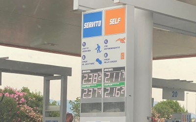 Θα έβαζες μόνος σου βενζίνη, αν έτσι ήταν φτηνότερη; Δες πού γίνεται και πόσο γλιτώνεις