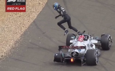 GP Silverstone: Ο Russel παράτησε τη Mercedes και έτρεξε να βοηθήσει τον Zhou [video]