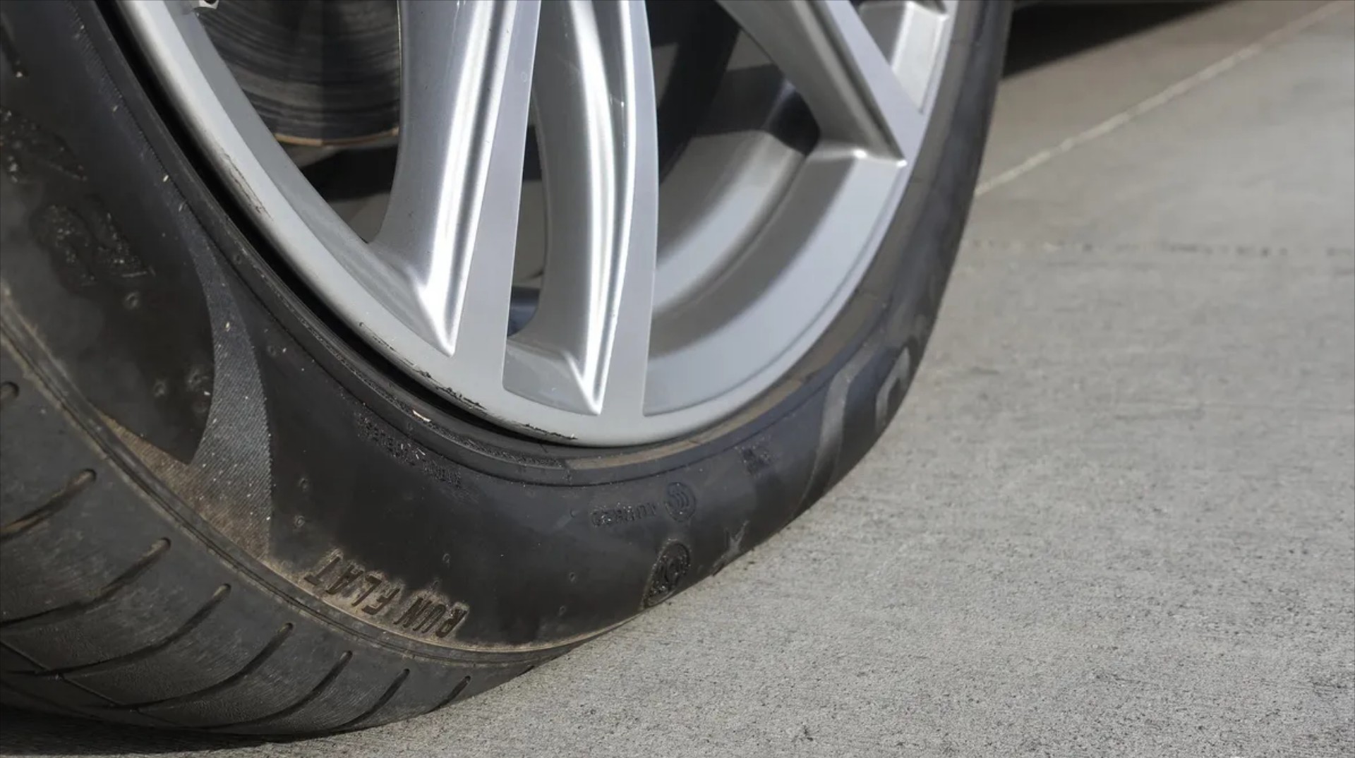 Ελαστικά run flat: Όσα πρέπει να ξέρεις για τα λάστιχα που δεν σκάνε ποτέ [video]