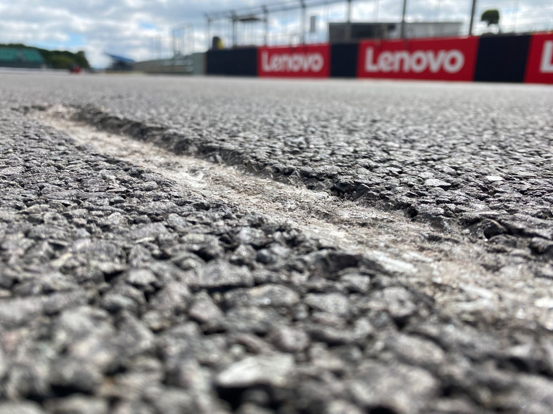 Δείτε τι έπαθε η άσφαλτος στο Silverstone στο ατύχημα του Zhou