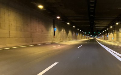 Κακιά Σκάλα: Βάφουν άσπρη την άσφαλτο σε τούνελ 