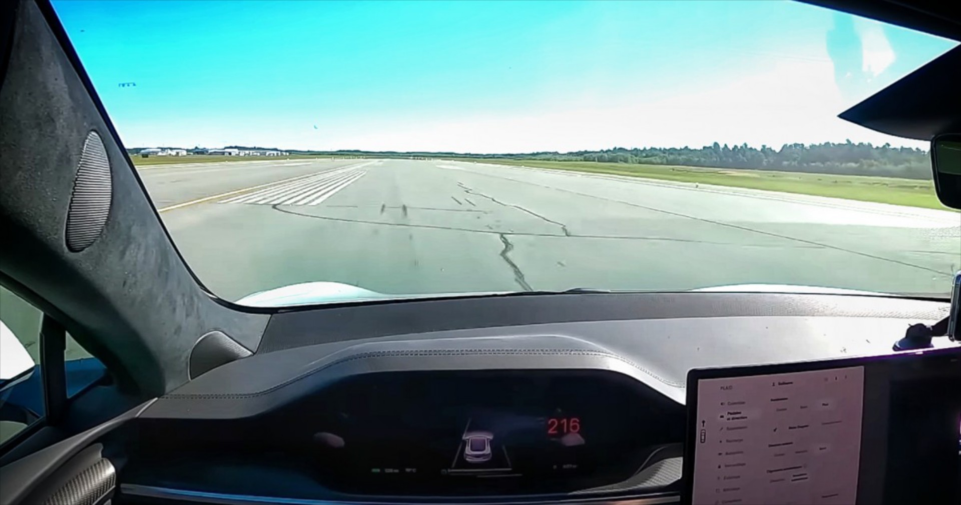 Δείτε το γρηγορότερο Tesla του κόσμου να πιάνει 350 km/h [video]