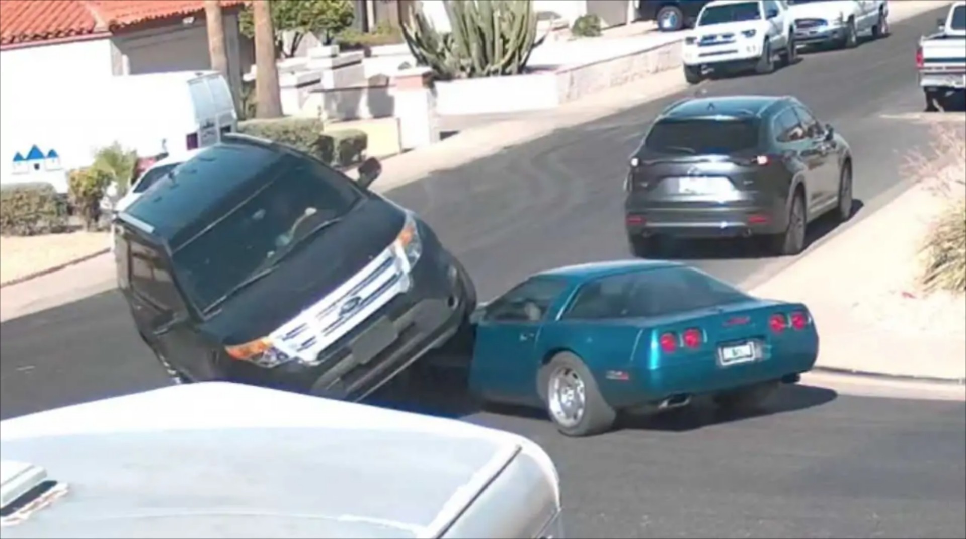 SUV πατάει κυριολεκτικά sportcar – Δείτε το απίστευτο video