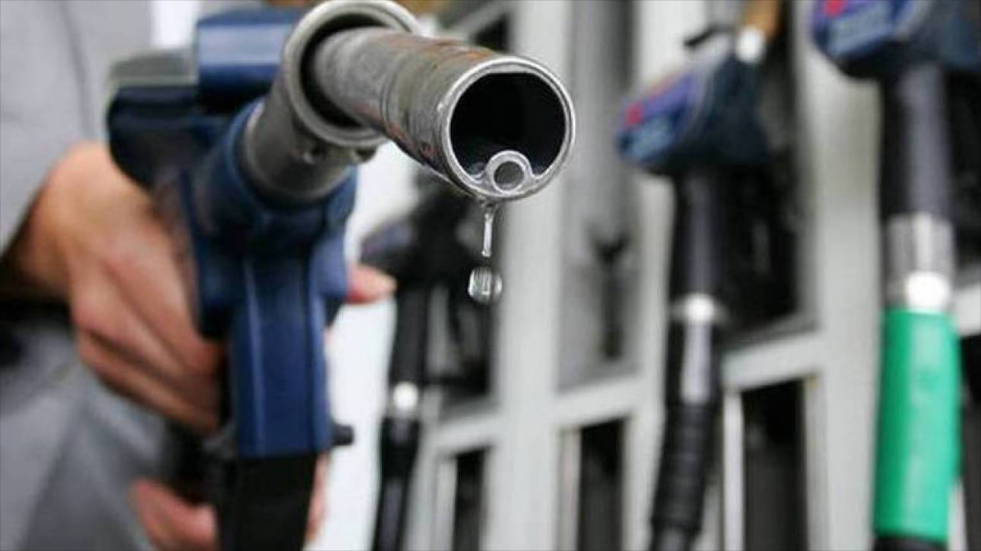 Πέφτει η τιμή της βενζίνης κάτω από τα 2,20 €