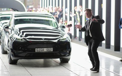 Ο Elon Musk απαντά: Πότε θα πέσουν οι τιμές των Tesla;