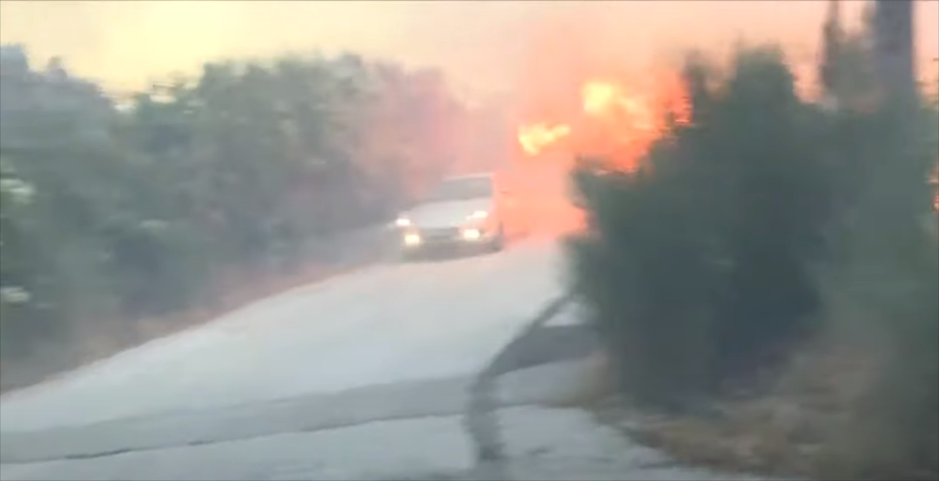 Σοκαριστικό Video από τη φωτιά στην Πεντέλη: Αυτοκίνητο περνά μέσα από τις φλόγες