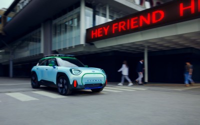 MINI Aceman: Το αυτοκίνητο που σε υποδέχεται με ένα σύννεφο φωτός