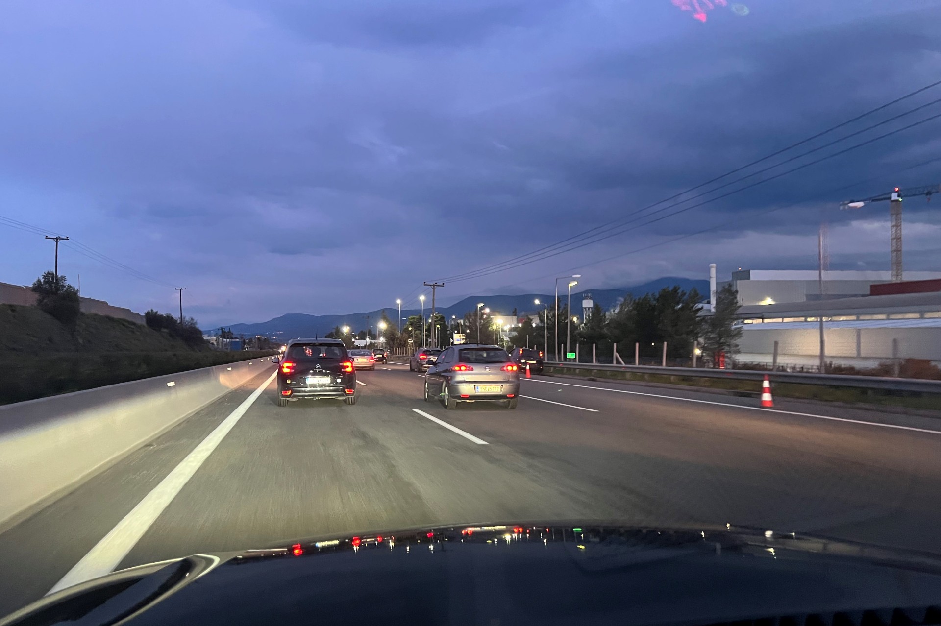 Μπορώ να προσπεράσω από δεξιά στην εθνική οδό; Επιτρέπεται από το νόμο;