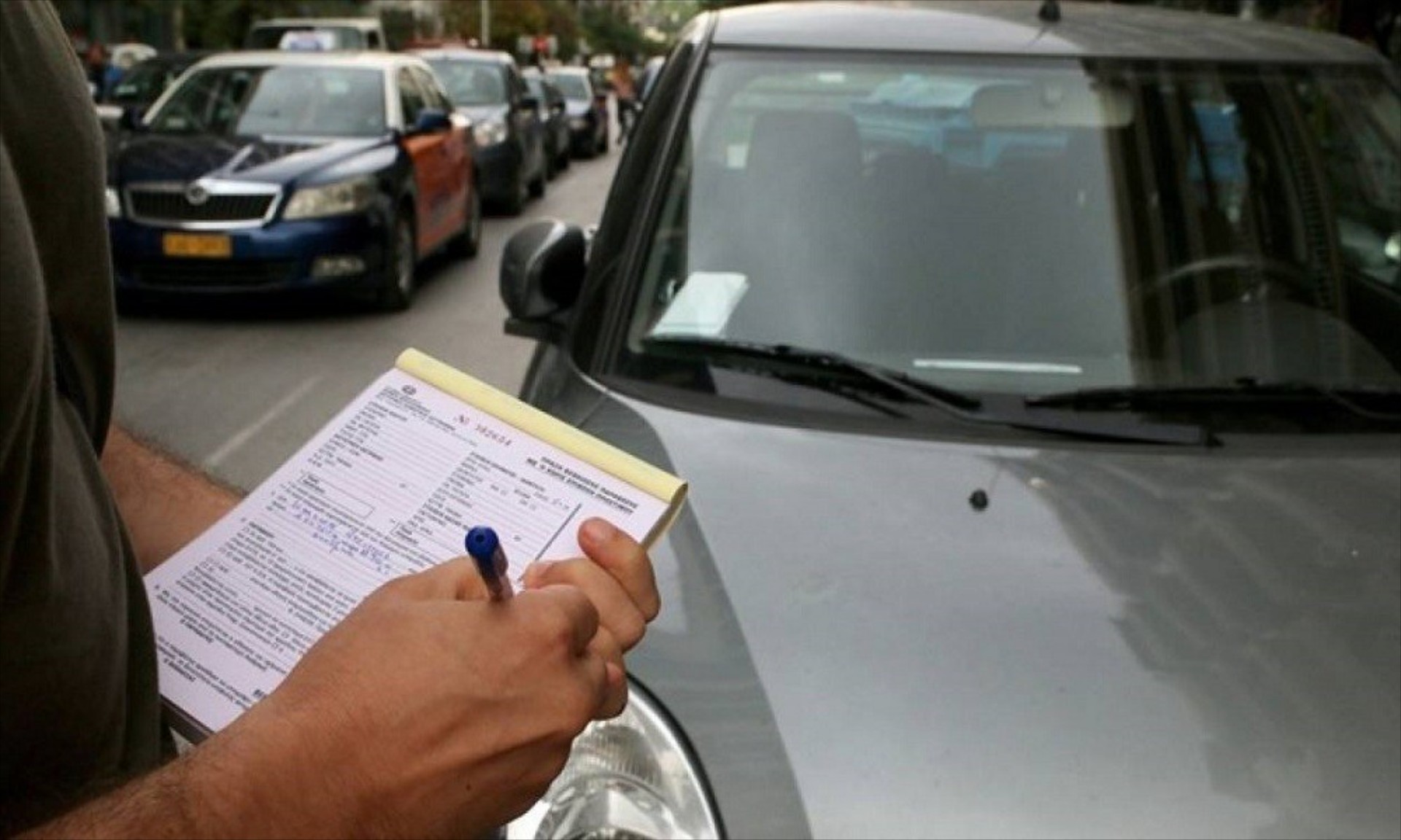 Δεν βάζουν μυαλό οι Έλληνες οδηγοί – Παρκάρουν όπου θέλουν 