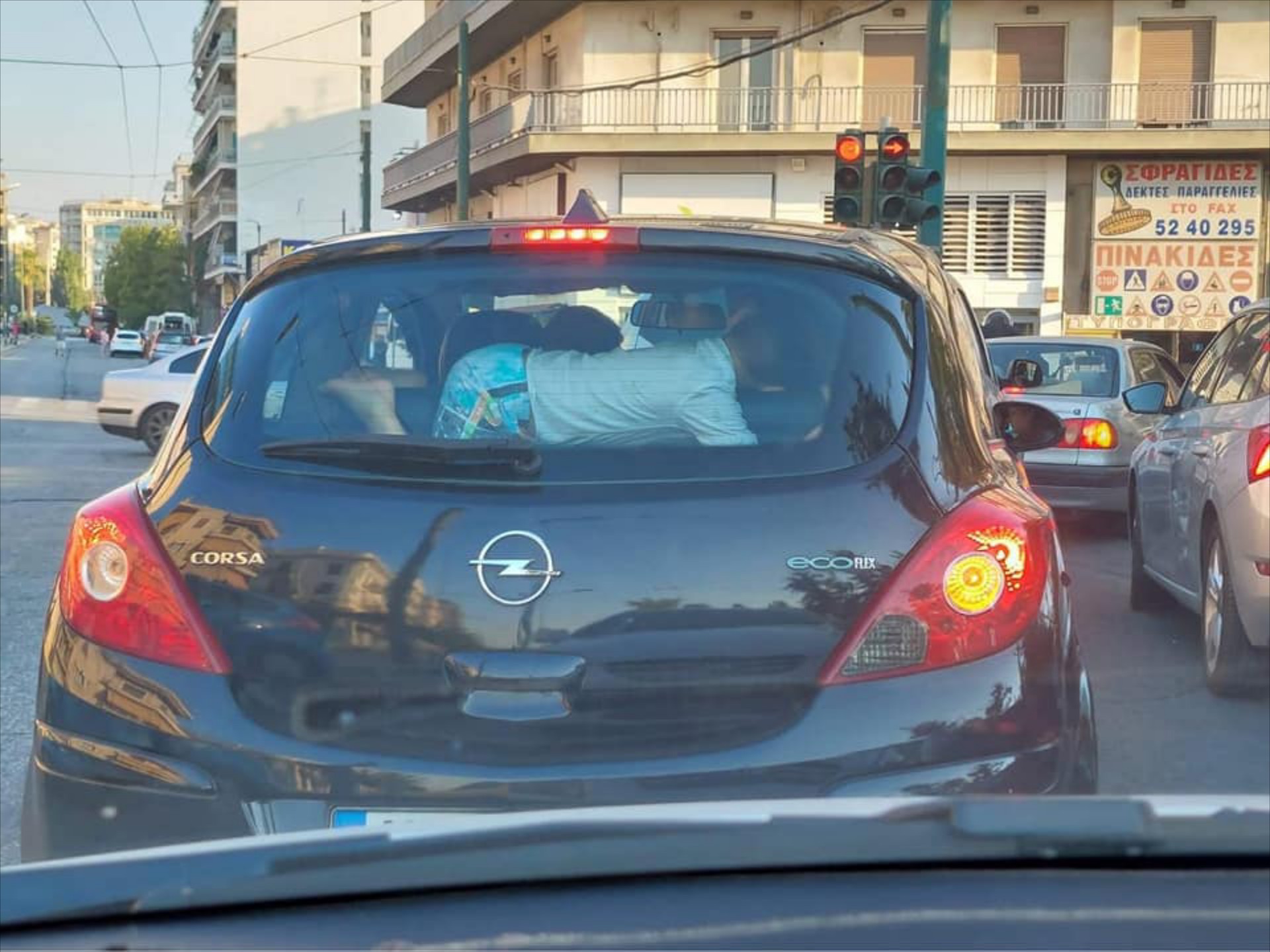 Εικόνα ΣΟΚ στην Αθήνα – Έβαλε το παιδί στην εταζέρα 