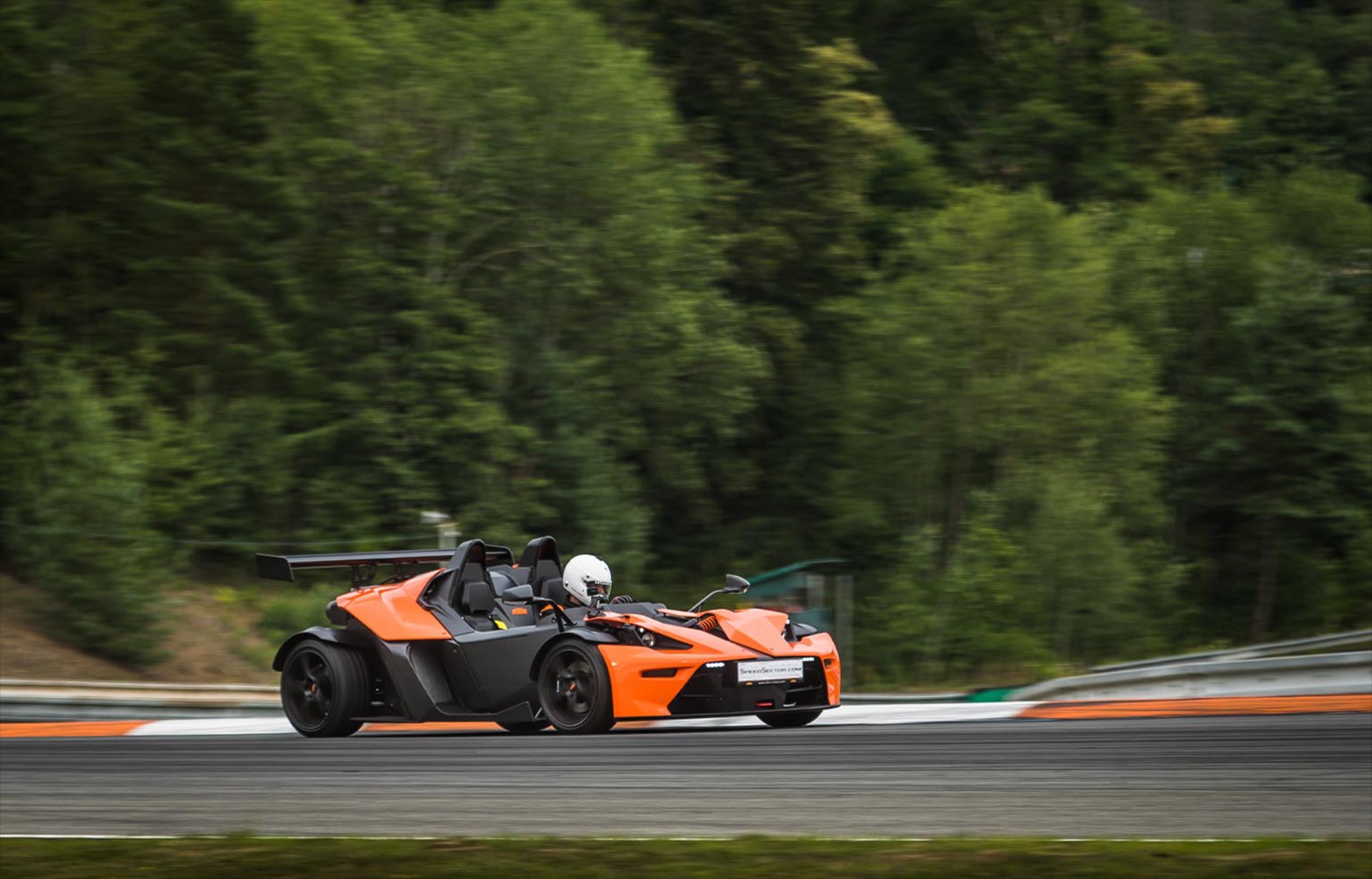 GOCAR Magazine #104: Αποκλειστικό – Στην πίστα του Brno με KTM X-Bow  