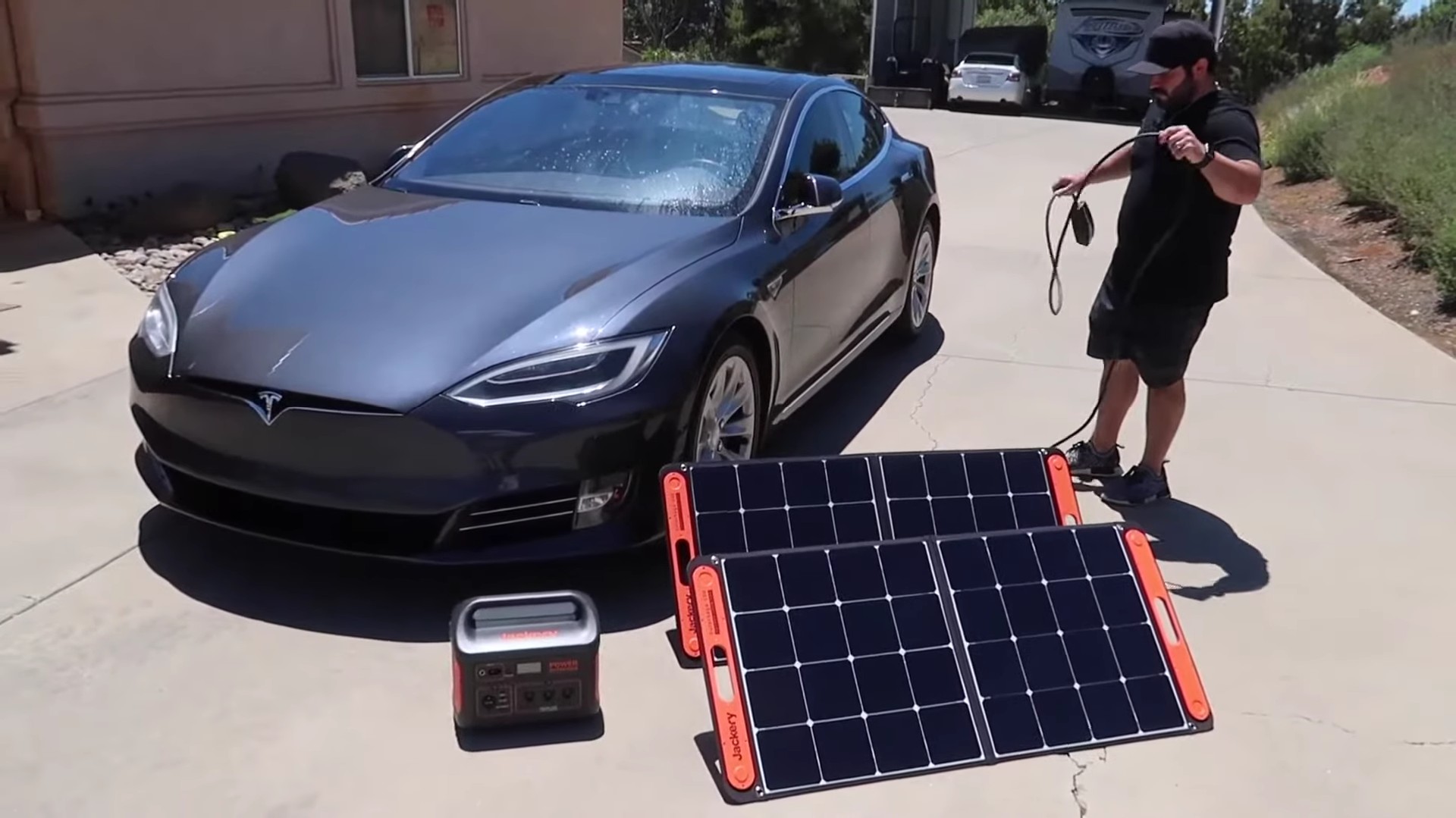 Ηλεκτρικό αυτοκίνητο: Φτάνουν μικρά, φορητά φωτοβολταϊκά για να φορτίσει; [video]