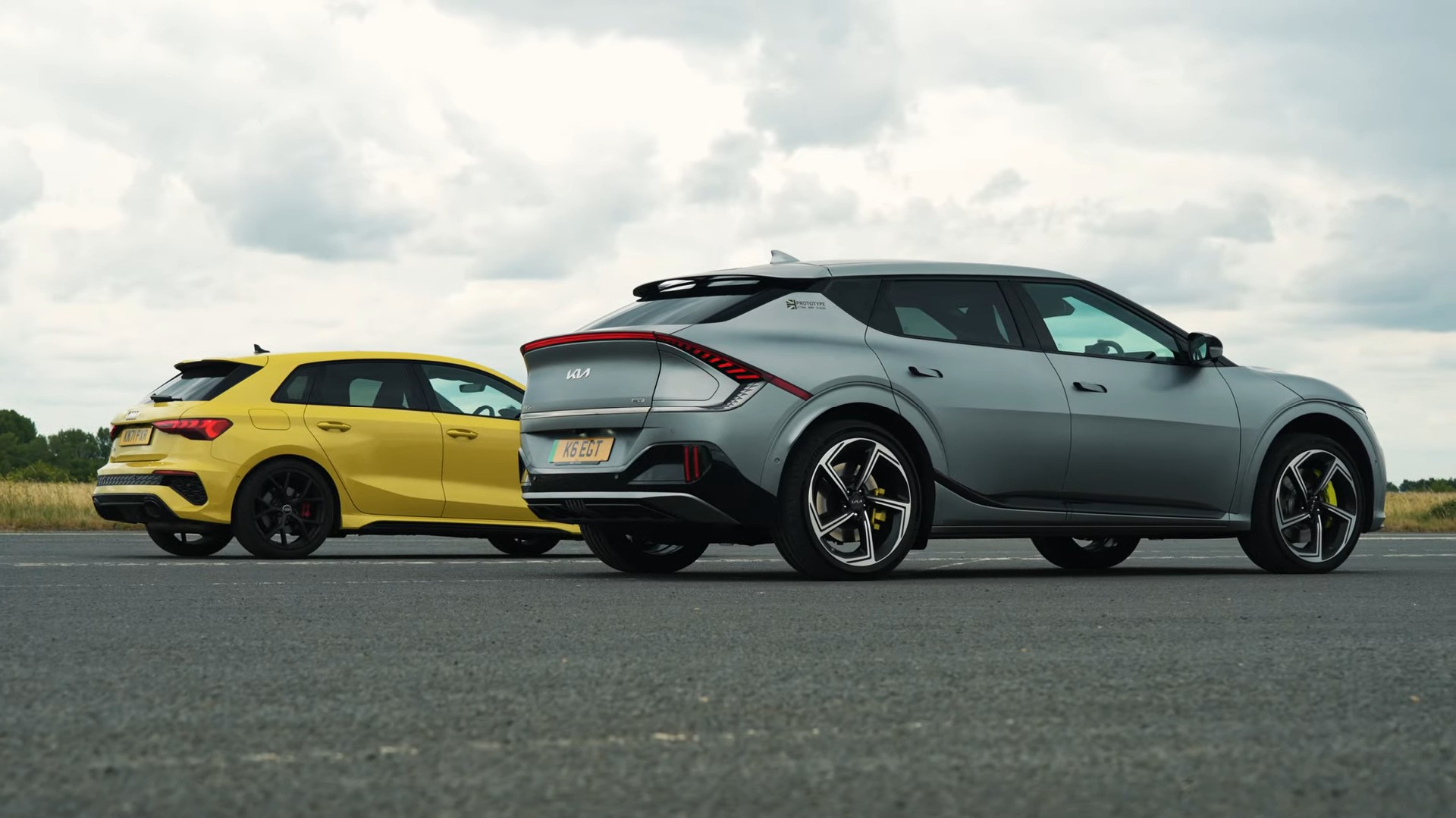 Audi RS3 vs Kia EV6 GT: Μπορεί η βενζίνη να νικήσει 585 ηλεκτρικούς ίππους; [video]