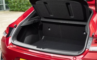 Υβριδικό οικογενειακό με 20.000 €, χωρίς τέλη και 450 lt πορτμπαγκάζ – Ποιο είναι;