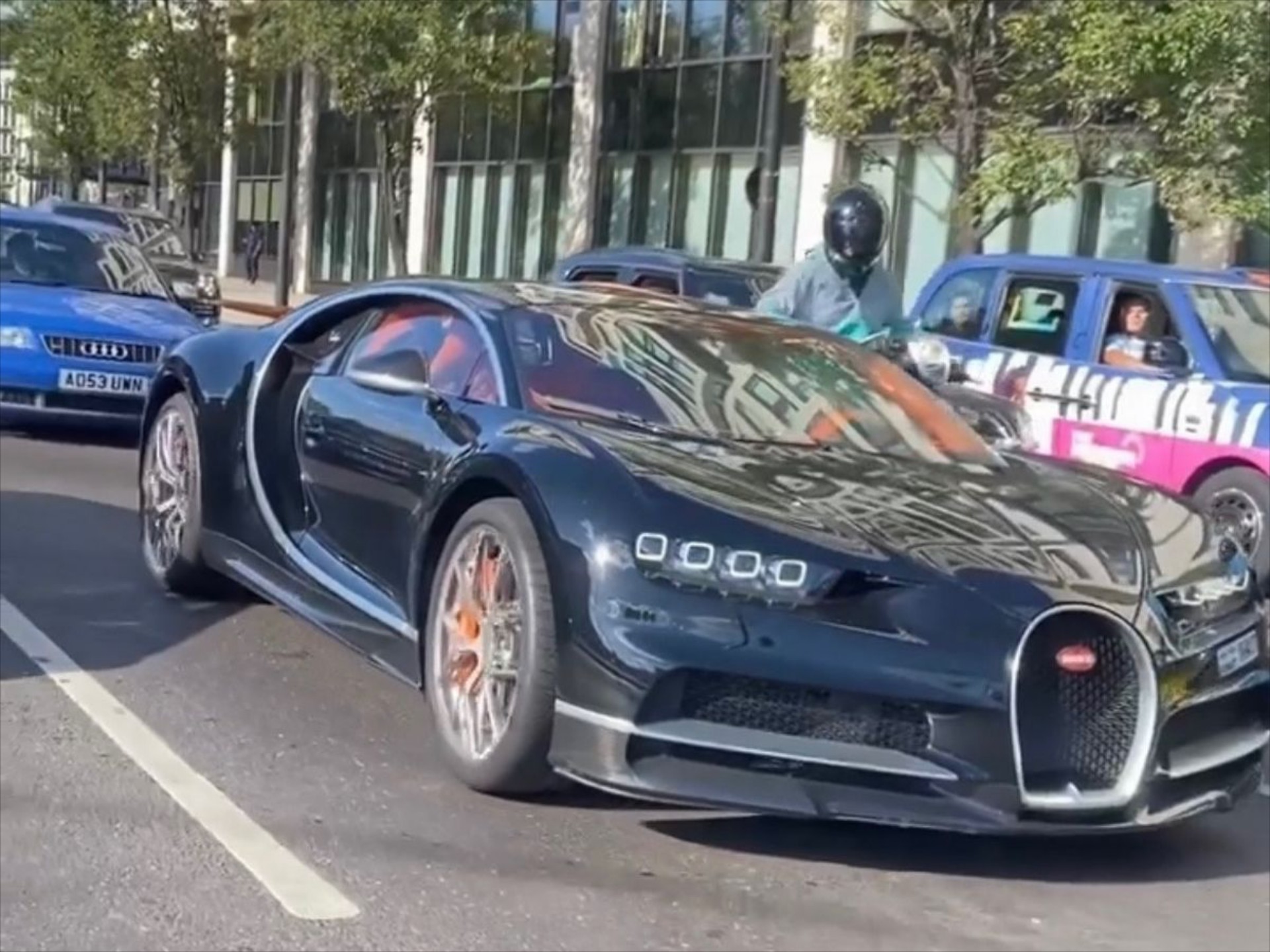 Συγκλονιστικές εικόνες: Ληστές επιτίθενται σε οδηγό Bugatti στο κέντρο του δρόμου 