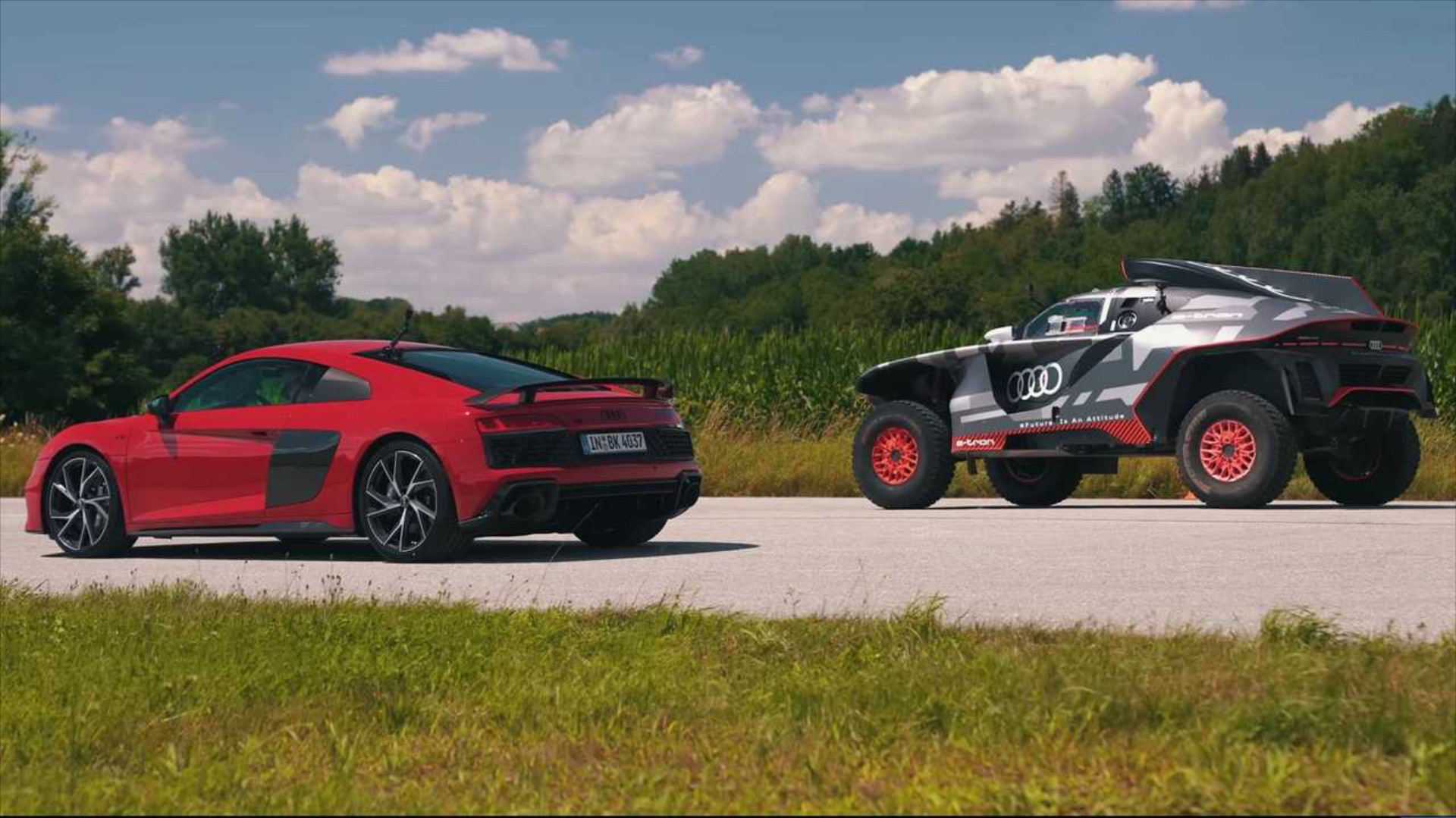 Δείτε αυτή την κόντρα - Audi R8 τα βάζει με αγωνιστικό του Dakar [Video]