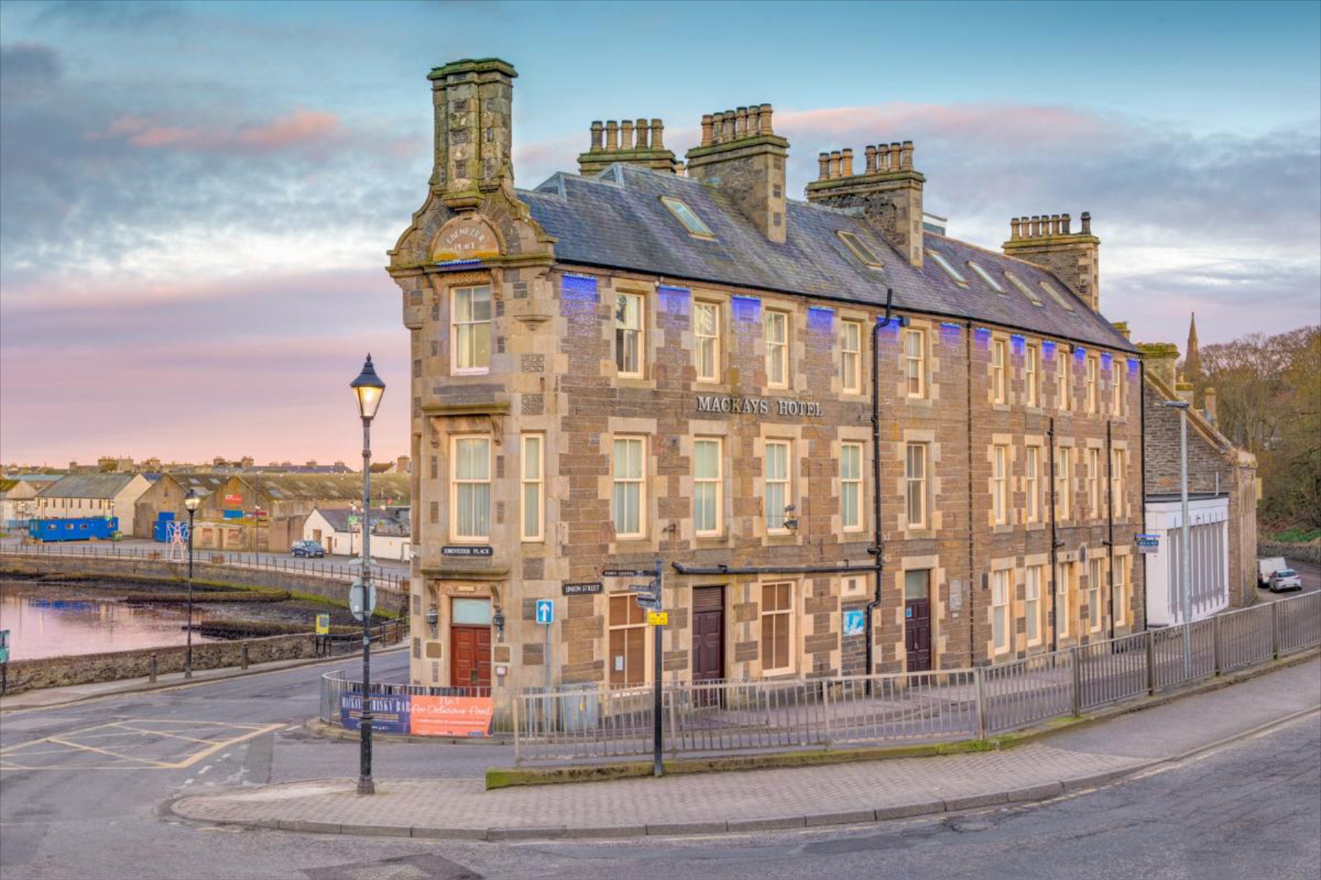 Ο μικρότερος δρόμος του κόσμου - Ούτε ο Αντετοκούνμπο δεν χωράει!