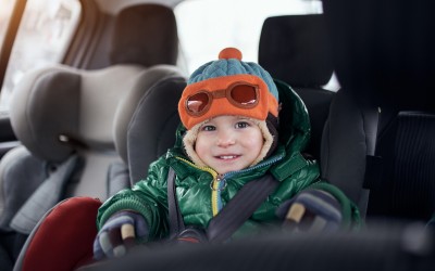 Είναι επικίνδυνο να βάζεις μπουφάν στο παιδί σου στο αυτοκίνητο - Δες γιατί [video]