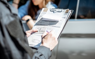 Η Τροχαία έβγαλε μεζούρα και κόβει κλήσεις για… ύψος!