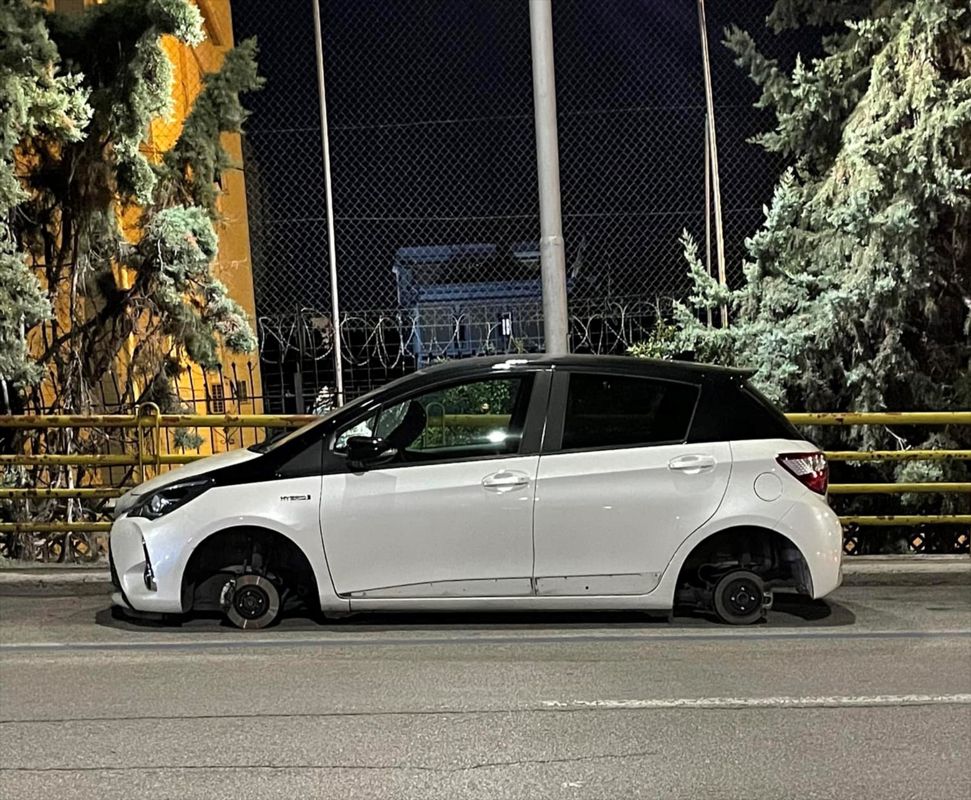 Απίστευτο: Πήραν ζαντολάστιχα από Toyotα Yaris έξω από τη ΔΕΘ!