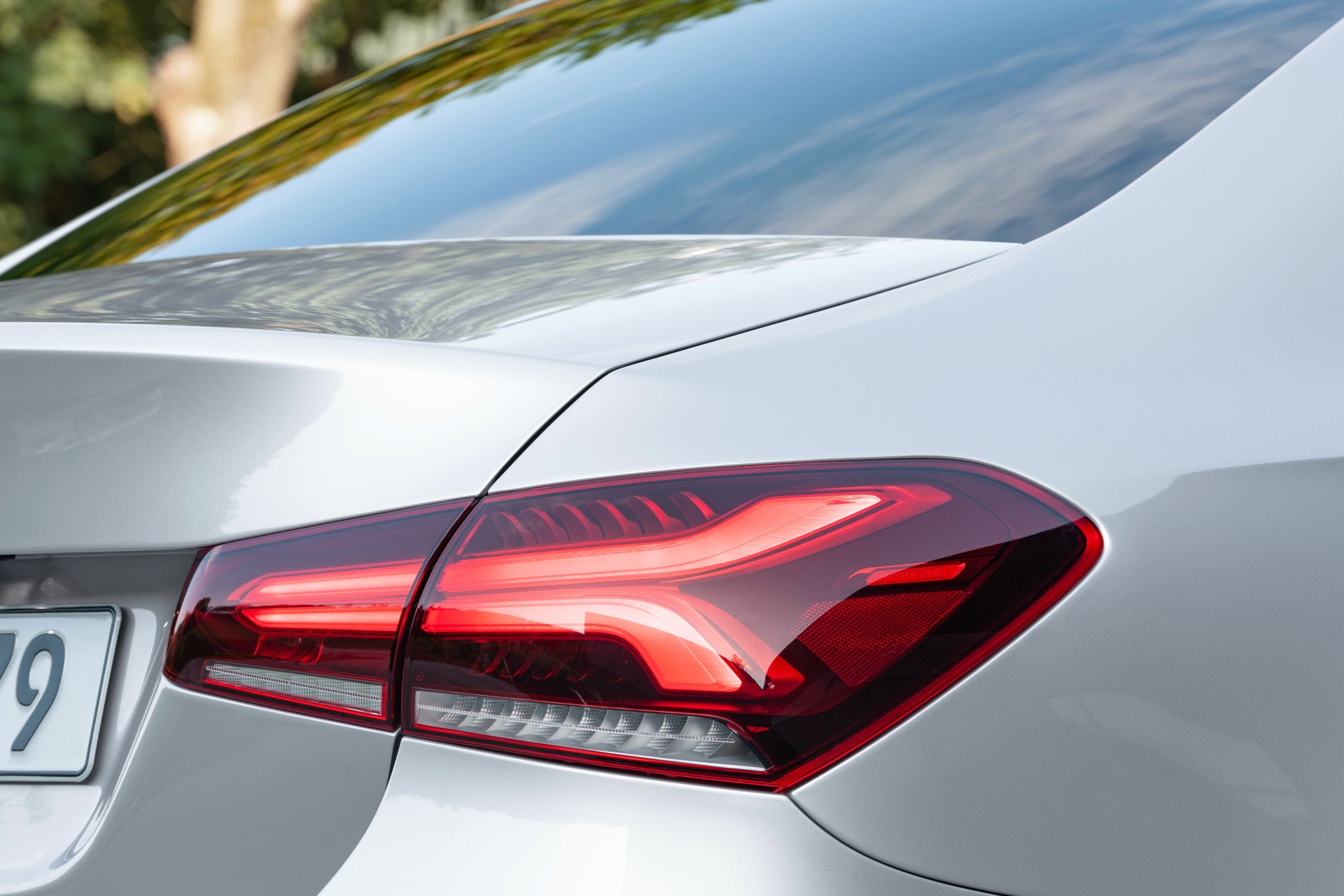 Premium οικογενειακό sedan με 218 ίππους και κατανάλωση 0,9 lt/100km - Ποιο είναι;