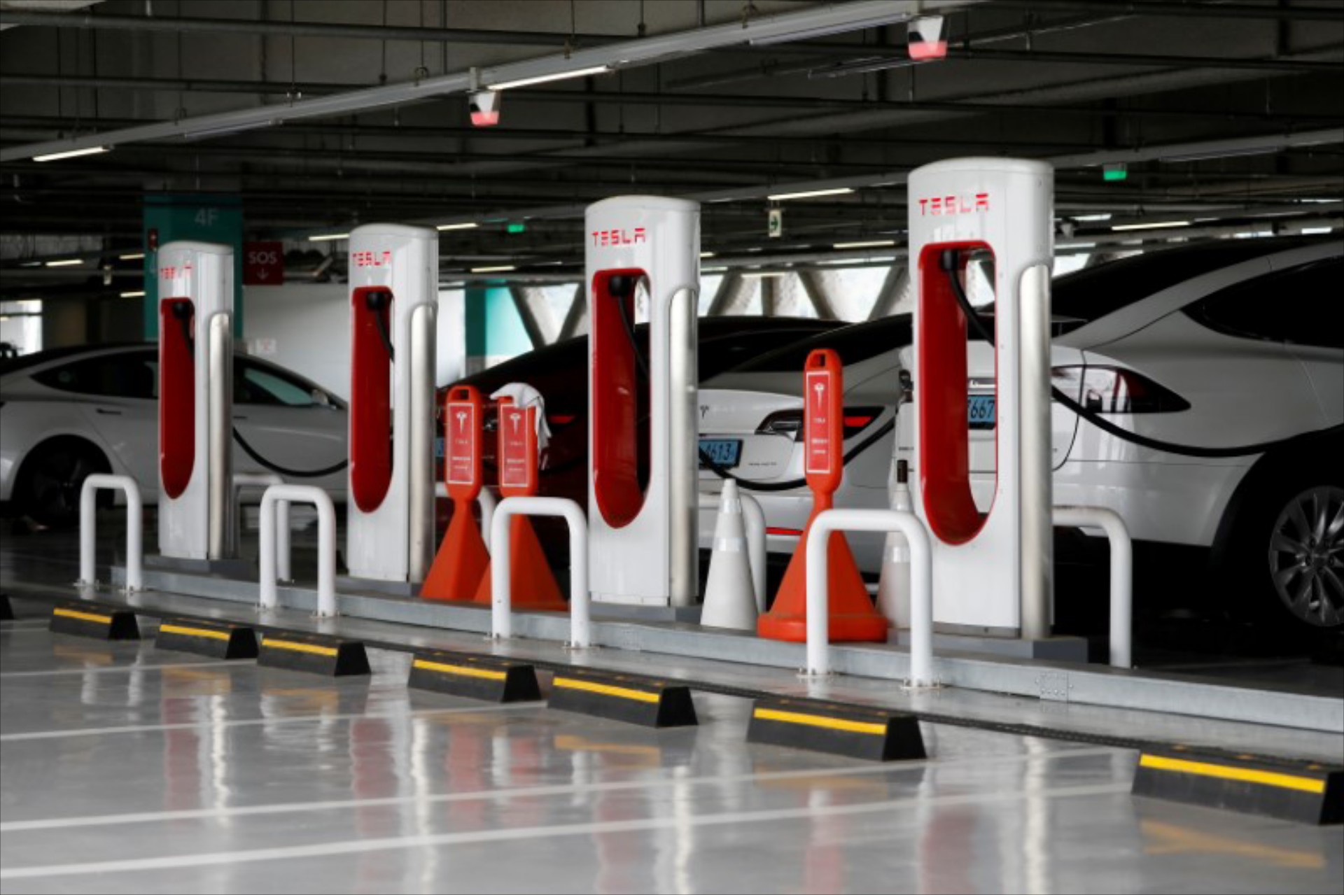 Σε νέους μπελάδες η Tesla: Παράνομοι οι φορτιστές της στη Γερμανία!
