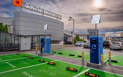 Χιλιάδες νέες θέσεις φόρτισης από τη ΔΕΗ blue και τον Σκλαβενίτη!