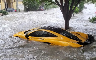 Florida: Τυφώνας παρασέρνει McLaren P1 και Rolls-Royce! [video]