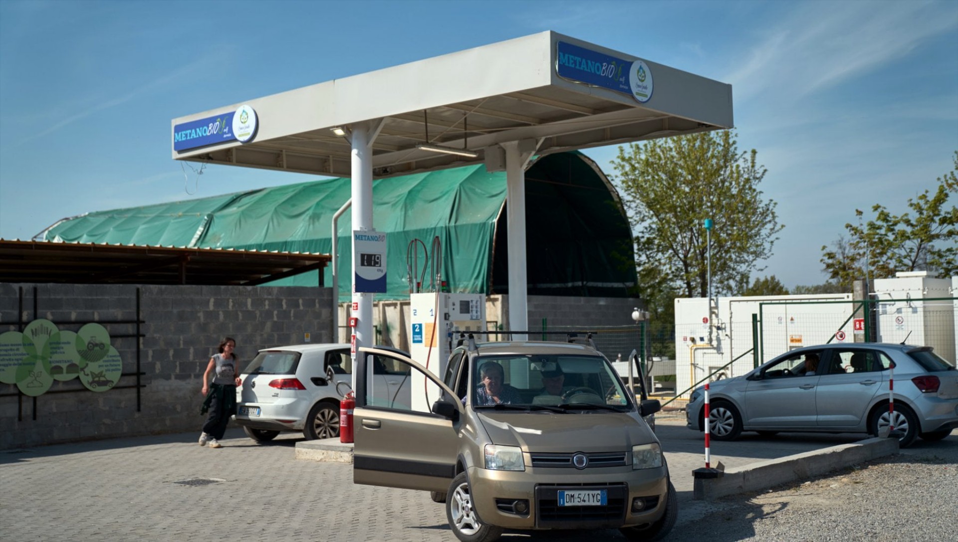 Φθηνά καύσιμα από κοπριά αγελάδας! - Δες τη φάρμα-πρατήριο [video]